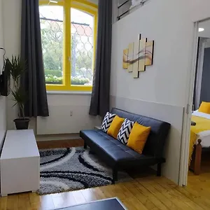 Apartmán Lyly - Parkování Zdarma - U Centra, Praha